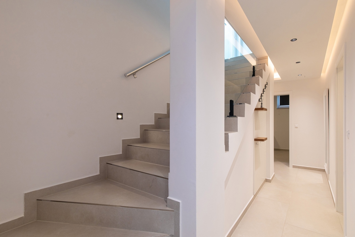 NJIVICE, OTOK KRK - Luksuzni dvoetažni apartma z bazenom