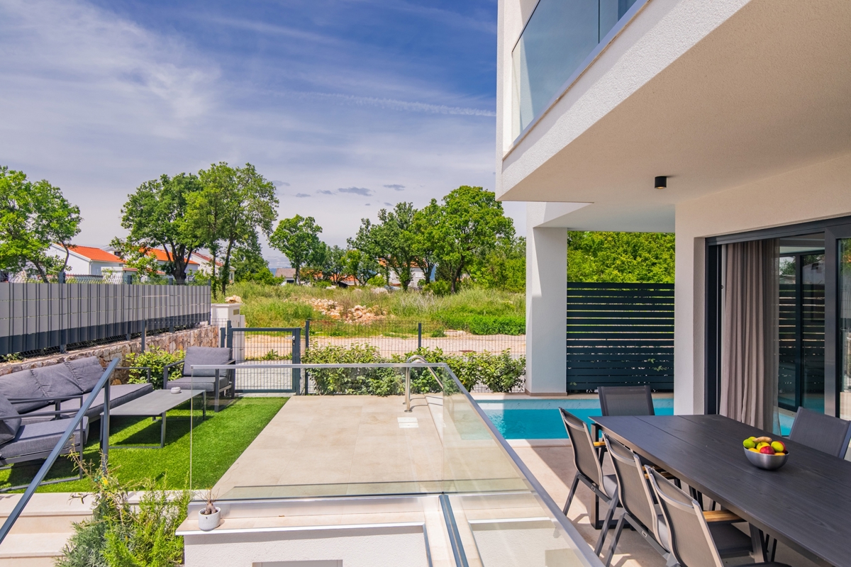 NJIVICE, OTOK KRK - Luksuzni dvoetažni apartma z bazenom