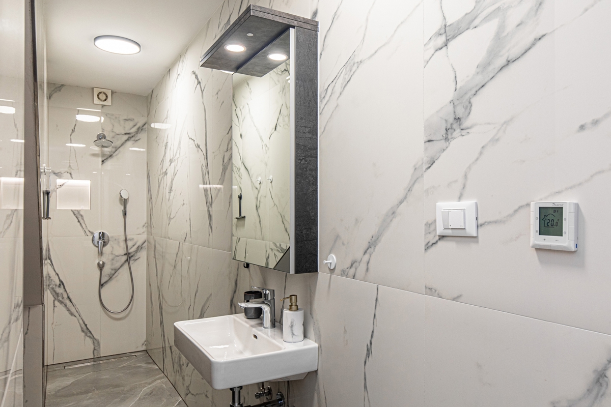 NJIVICE, OTOK KRK - Luksuzni dvoetažni apartma z bazenom