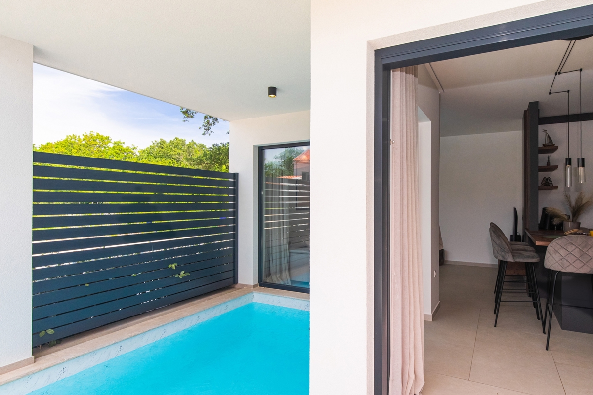 NJIVICE, OTOK KRK - Luksuzni dvoetažni apartma z bazenom
