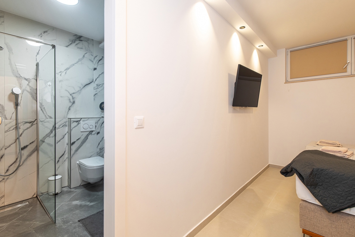NJIVICE, OTOK KRK - Luksuzni dvoetažni apartma z bazenom