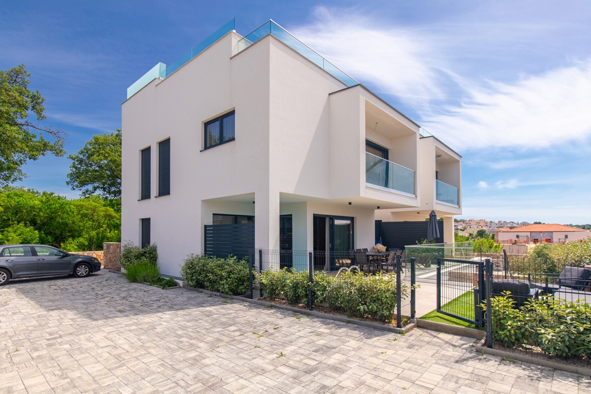 NJIVICE, OTOK KRK - Luksuzni dvoetažni apartma z bazenom