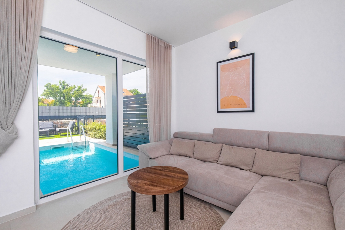 NJIVICE, OTOK KRK - Luksuzni dvoetažni apartma z bazenom