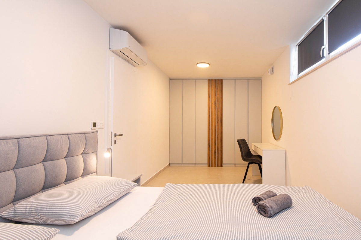NJIVICE, OTOK KRK - Luksuzni dvoetažni apartma z bazenom
