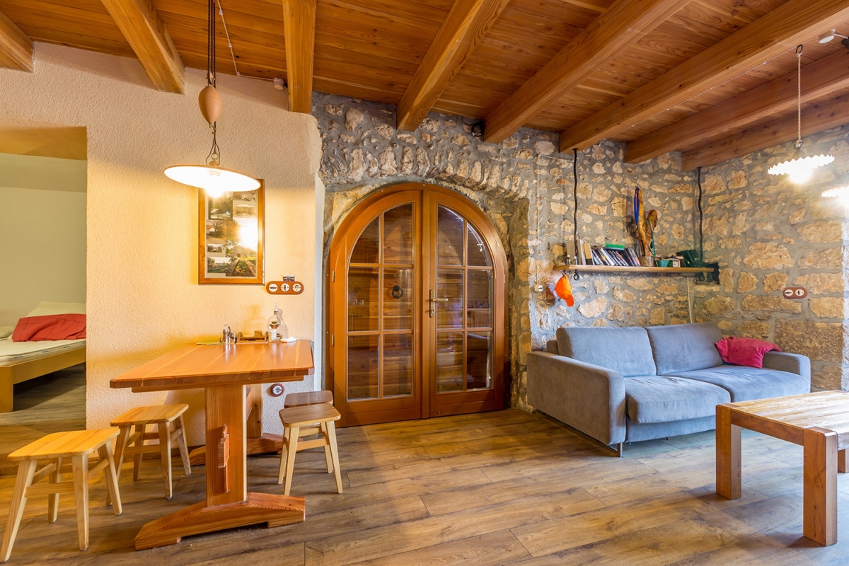 OTOK KRK, OBMOČJE MALINSKA - Avtentična kamnita hiša s pogledom na morje