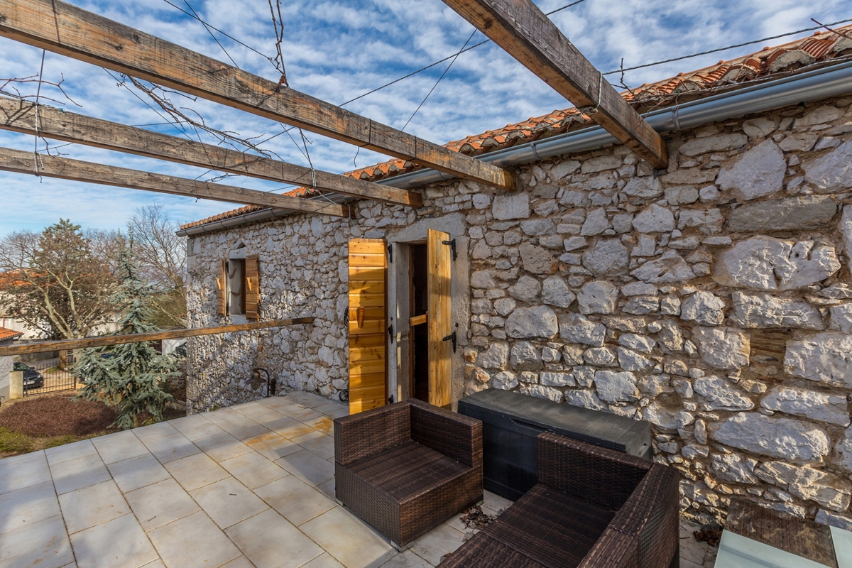 OTOK KRK, OBMOČJE MALINSKA - Avtentična kamnita hiša s pogledom na morje