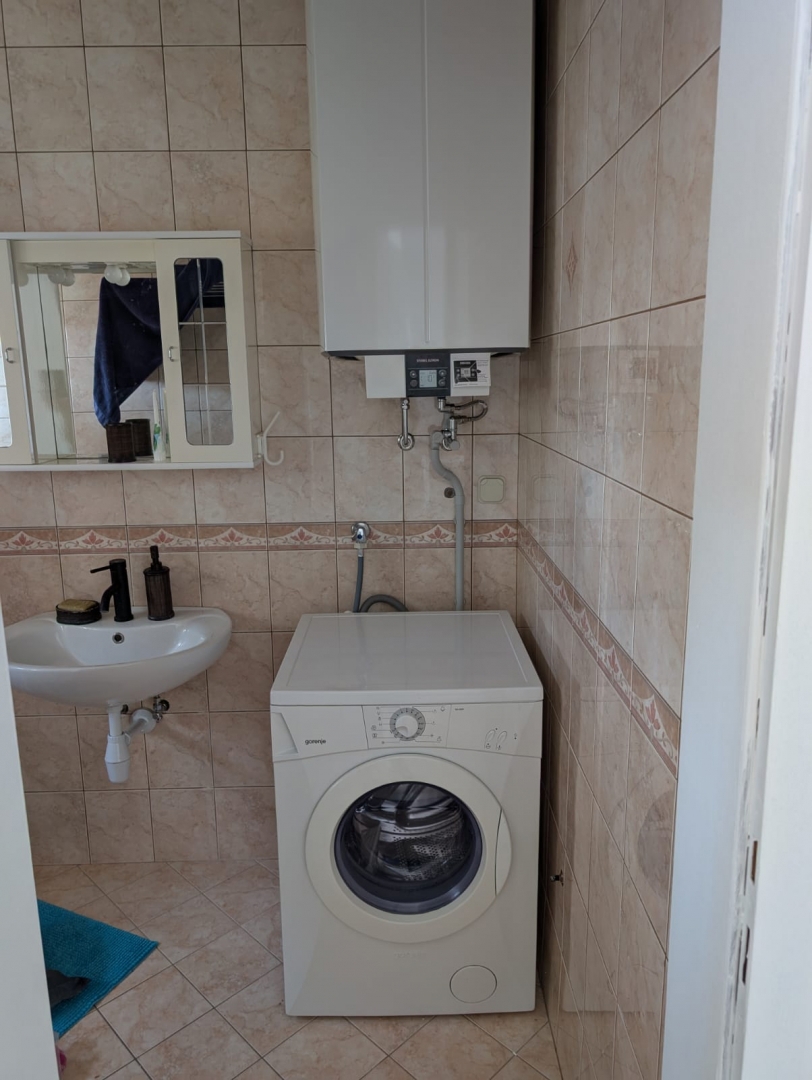 BAŠKA, OTOK KRK - Apartma s parkirnim mestom in pogledom na morje