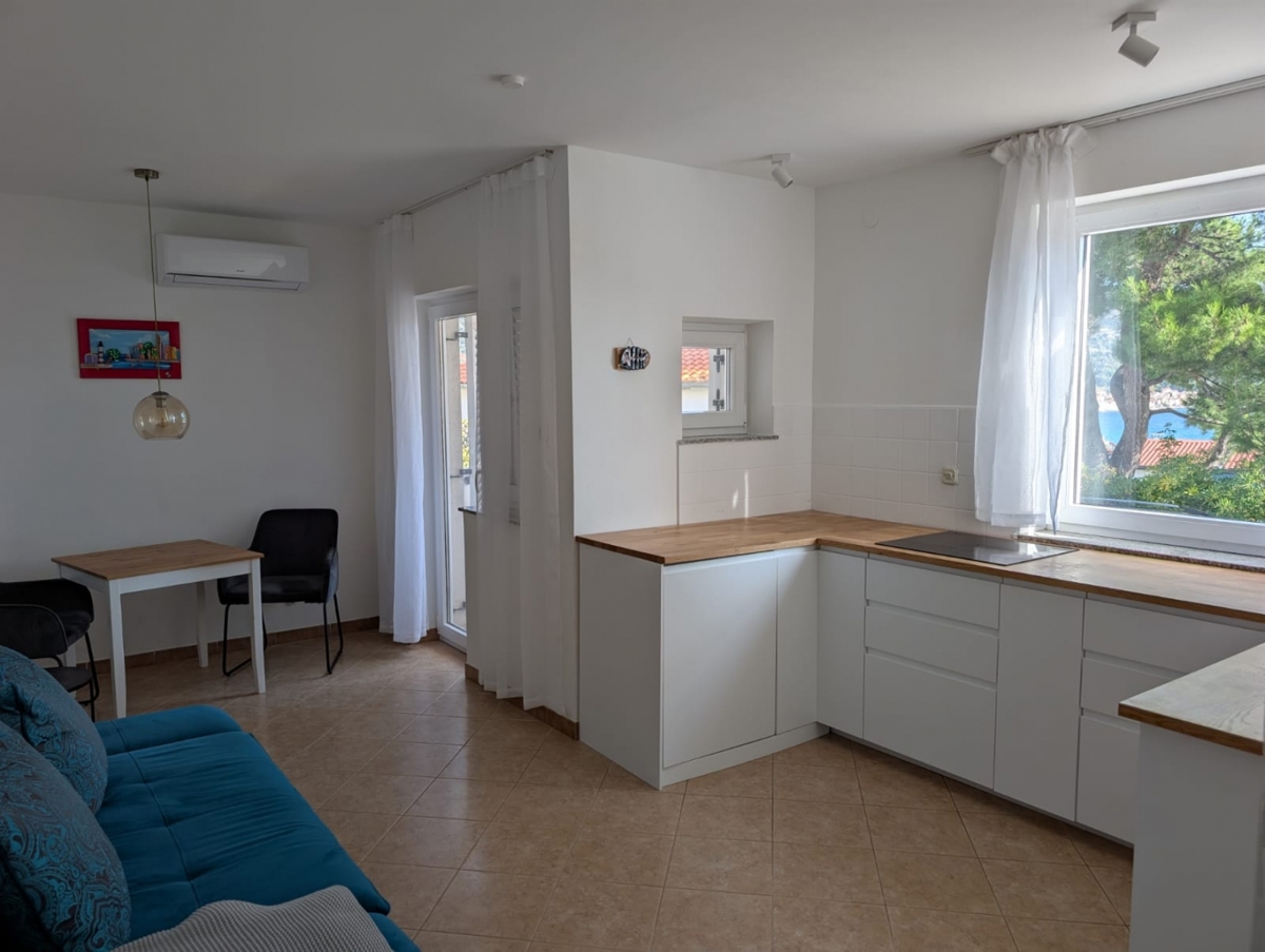 BAŠKA, OTOK KRK - Apartma s parkirnim mestom in pogledom na morje