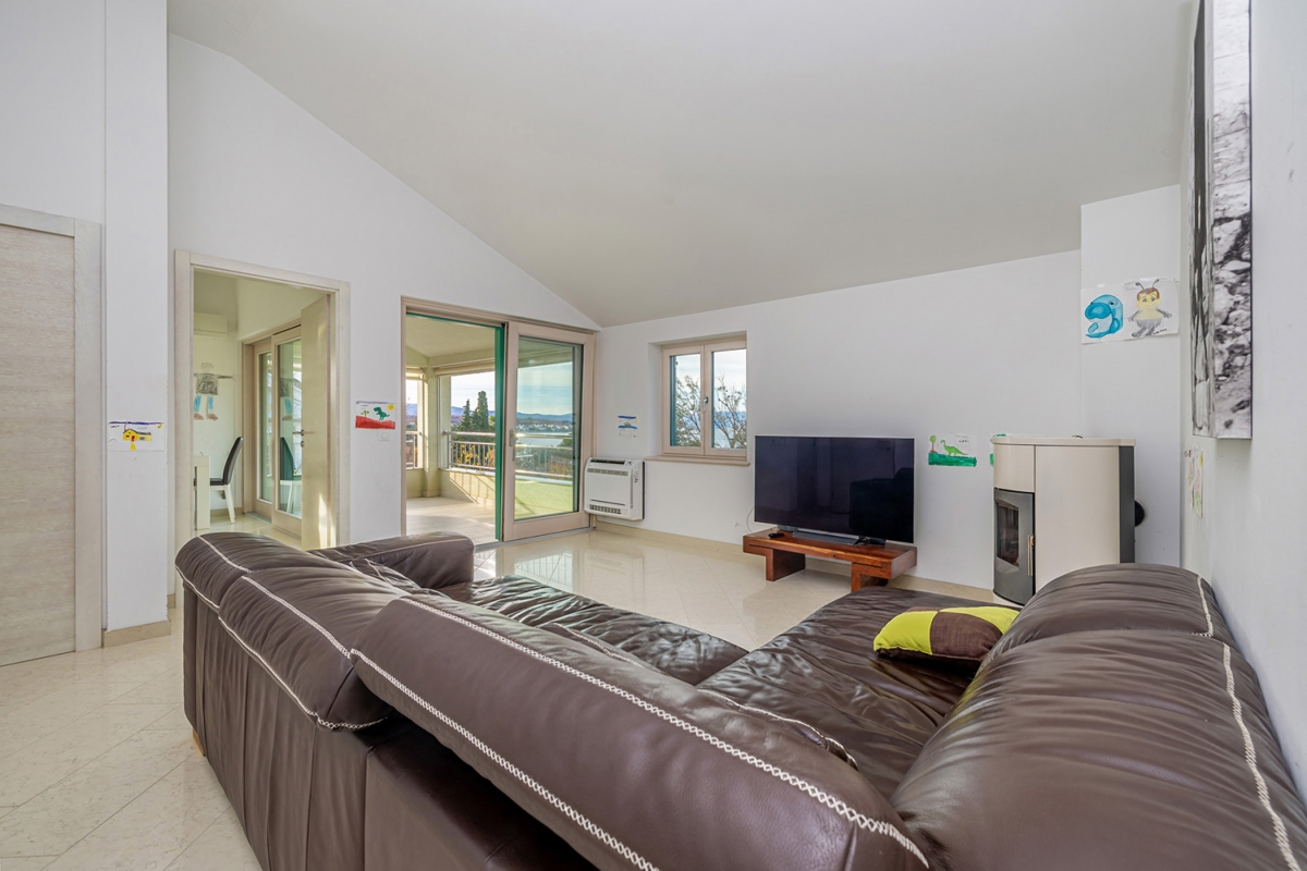 MALINSKA - apartma 70 metrov od plaže