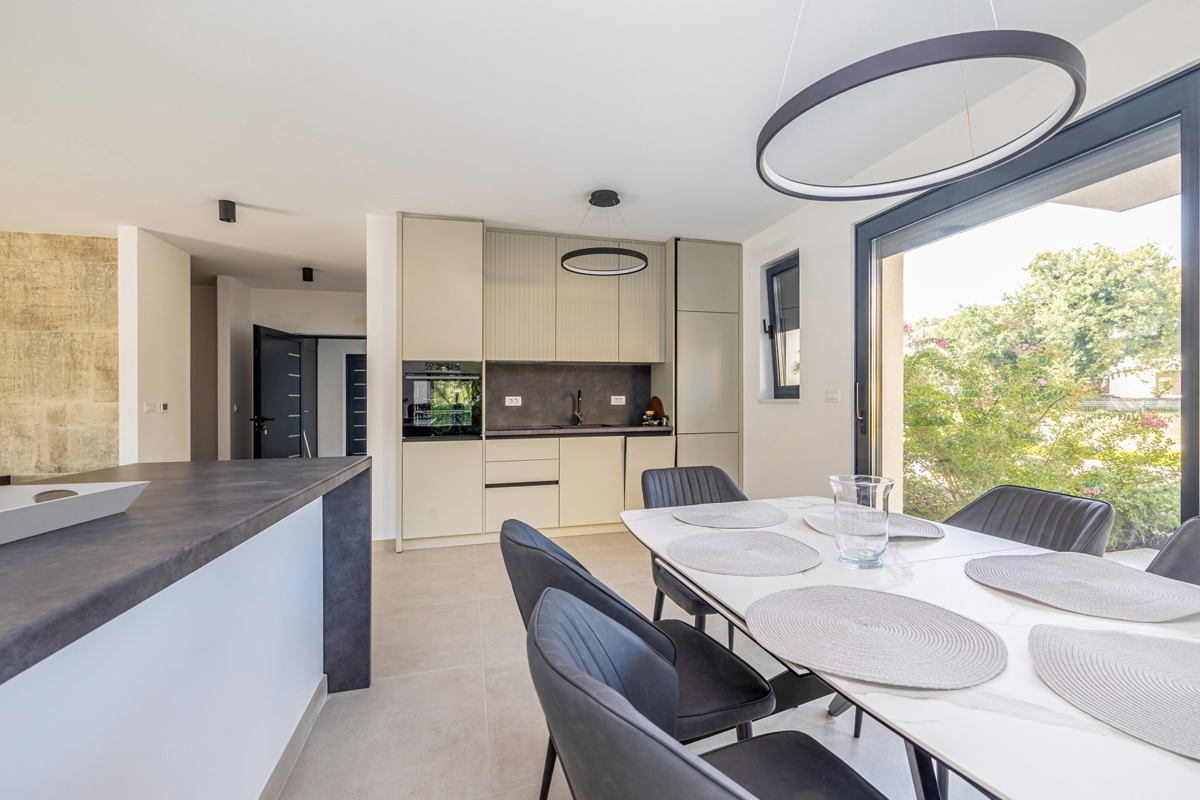 OTOK KRK, PORAT - Dvoetažni apartma z bazenom