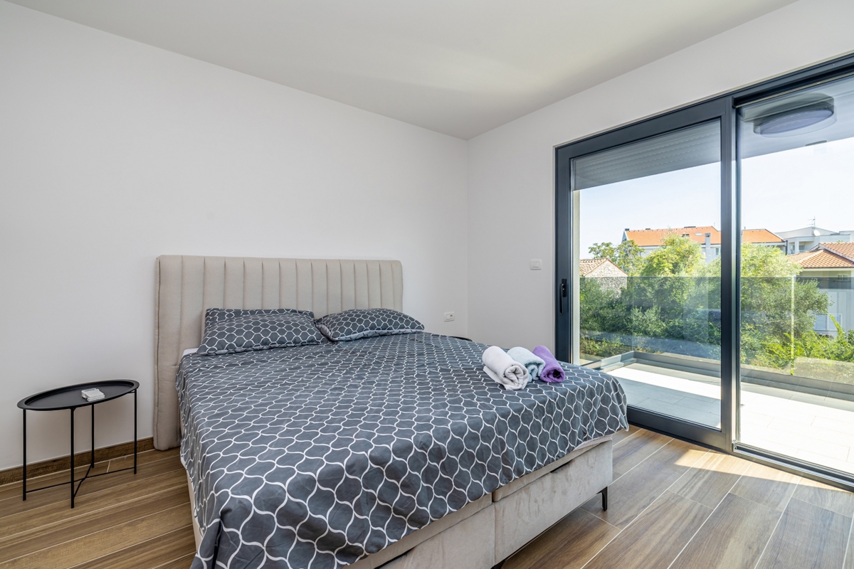 OTOK KRK, PORAT - Dvoetažni apartma z bazenom