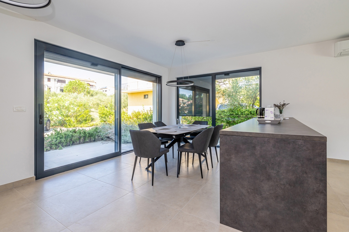 OTOK KRK, PORAT - Dvoetažni apartma z bazenom