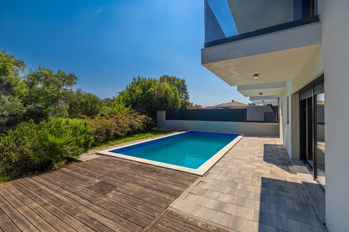 OTOK KRK, PORAT - Dvoetažni apartma z bazenom