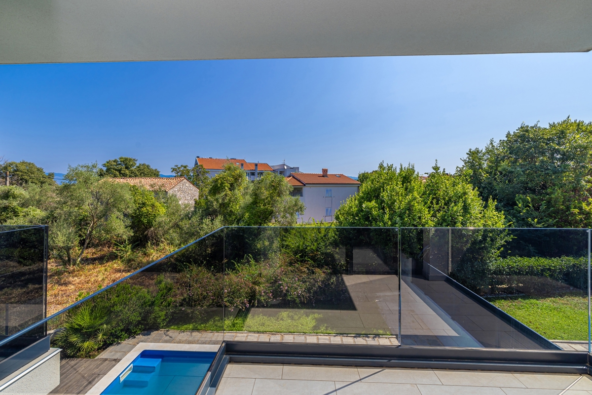 OTOK KRK, PORAT - Dvoetažni apartma z bazenom