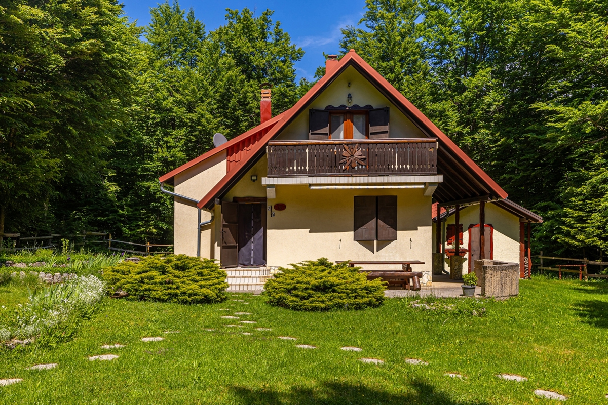 GORSKI KOTAR, LIČ - Hiša na samem obdana z gozdom
