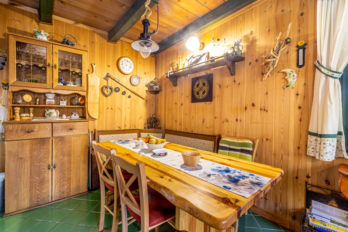 GORSKI KOTAR, LIČ - Hiša na samem obdana z gozdom