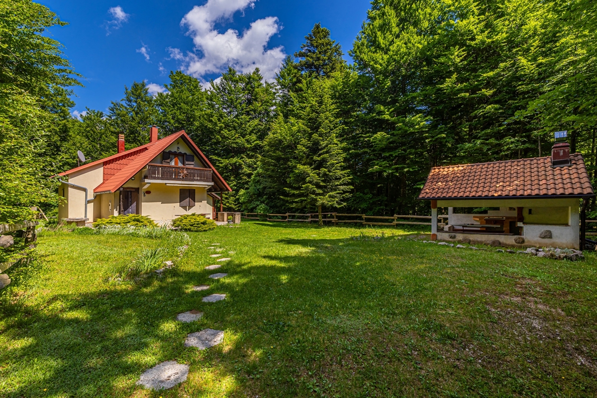 GORSKI KOTAR, LIČ - Hiša na samem obdana z gozdom