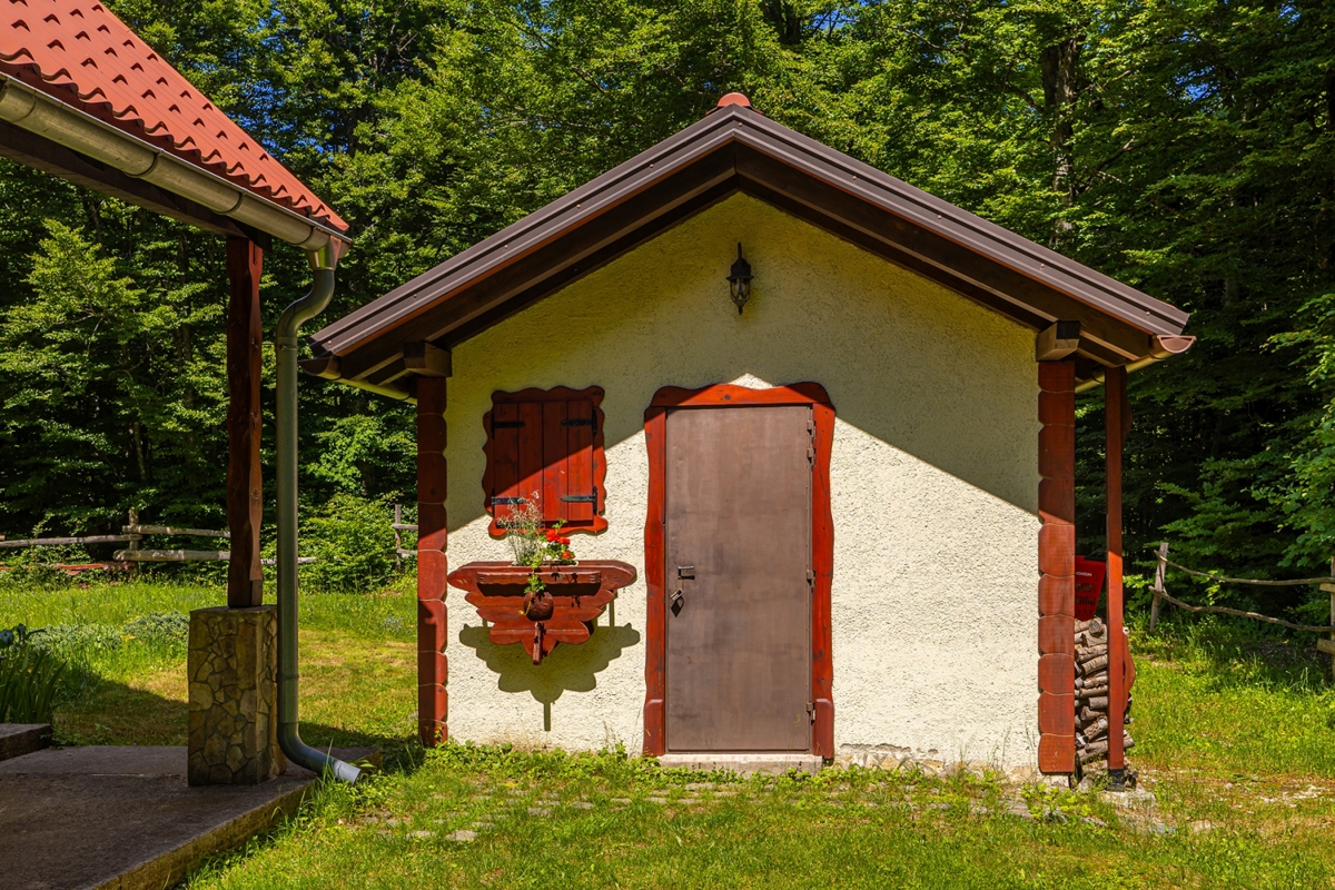 GORSKI KOTAR, LIČ - Hiša na samem obdana z gozdom