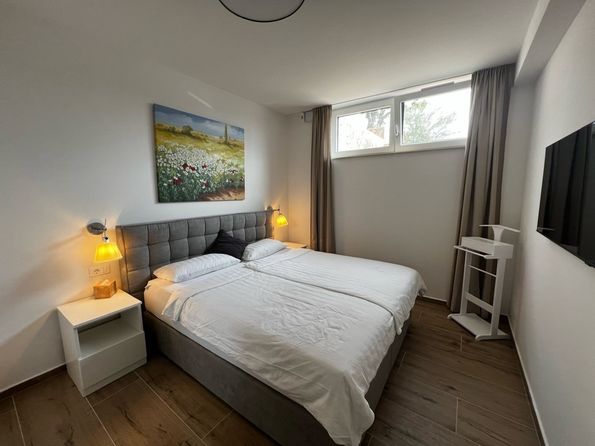 NJIVICE, OTOK KRK - Popolnoma opremljen dvoetažni apartma z bazenom