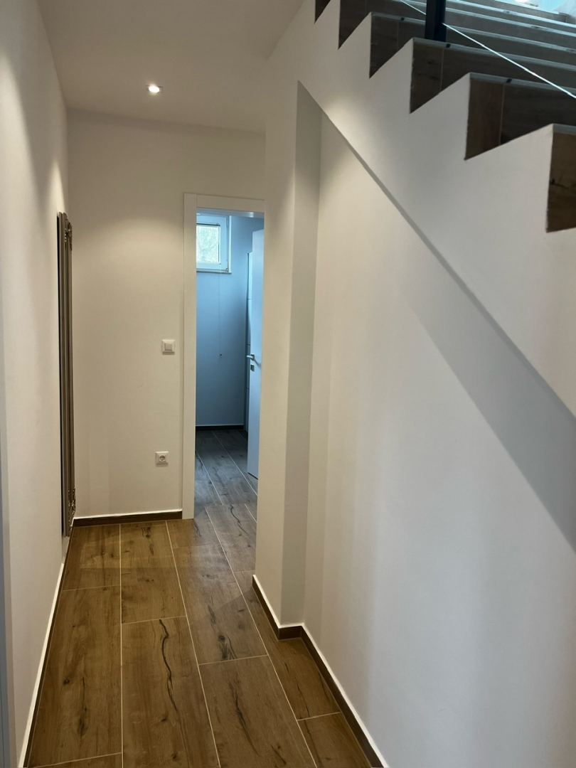 NJIVICE, OTOK KRK - Popolnoma opremljen dvoetažni apartma z bazenom