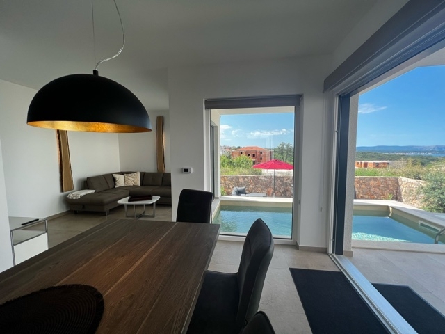 NJIVICE, OTOK KRK - Popolnoma opremljen dvoetažni apartma z bazenom