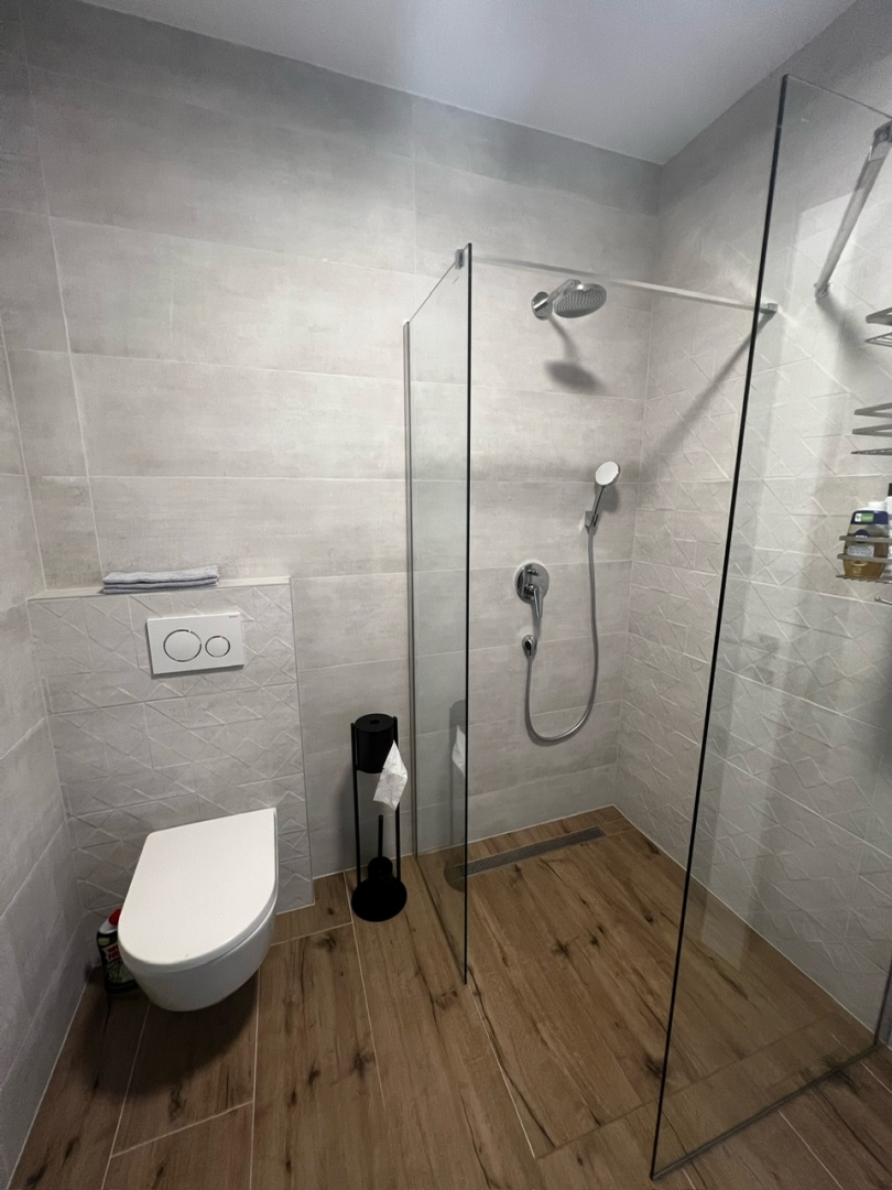 NJIVICE, OTOK KRK - Popolnoma opremljen dvoetažni apartma z bazenom