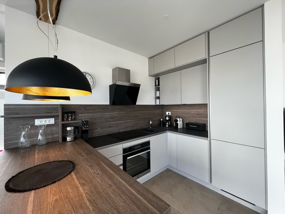 NJIVICE, OTOK KRK - Popolnoma opremljen dvoetažni apartma z bazenom