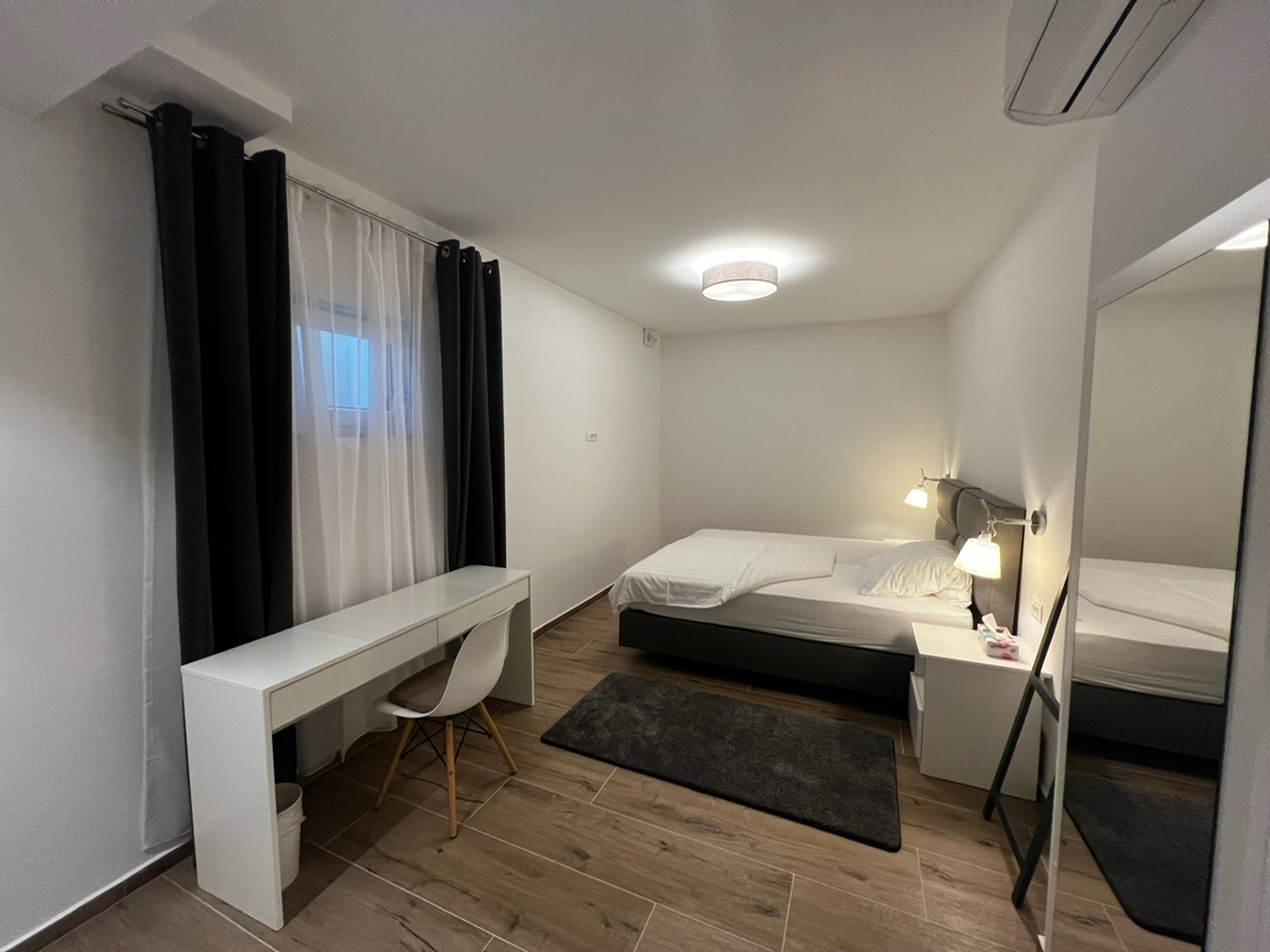 NJIVICE, OTOK KRK - Popolnoma opremljen dvoetažni apartma z bazenom