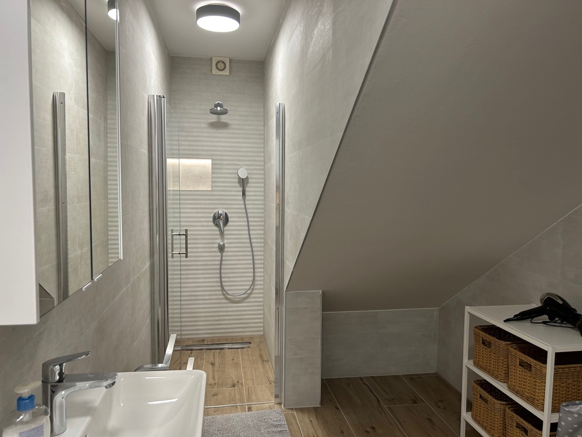 NJIVICE, OTOK KRK - Popolnoma opremljen dvoetažni apartma z bazenom