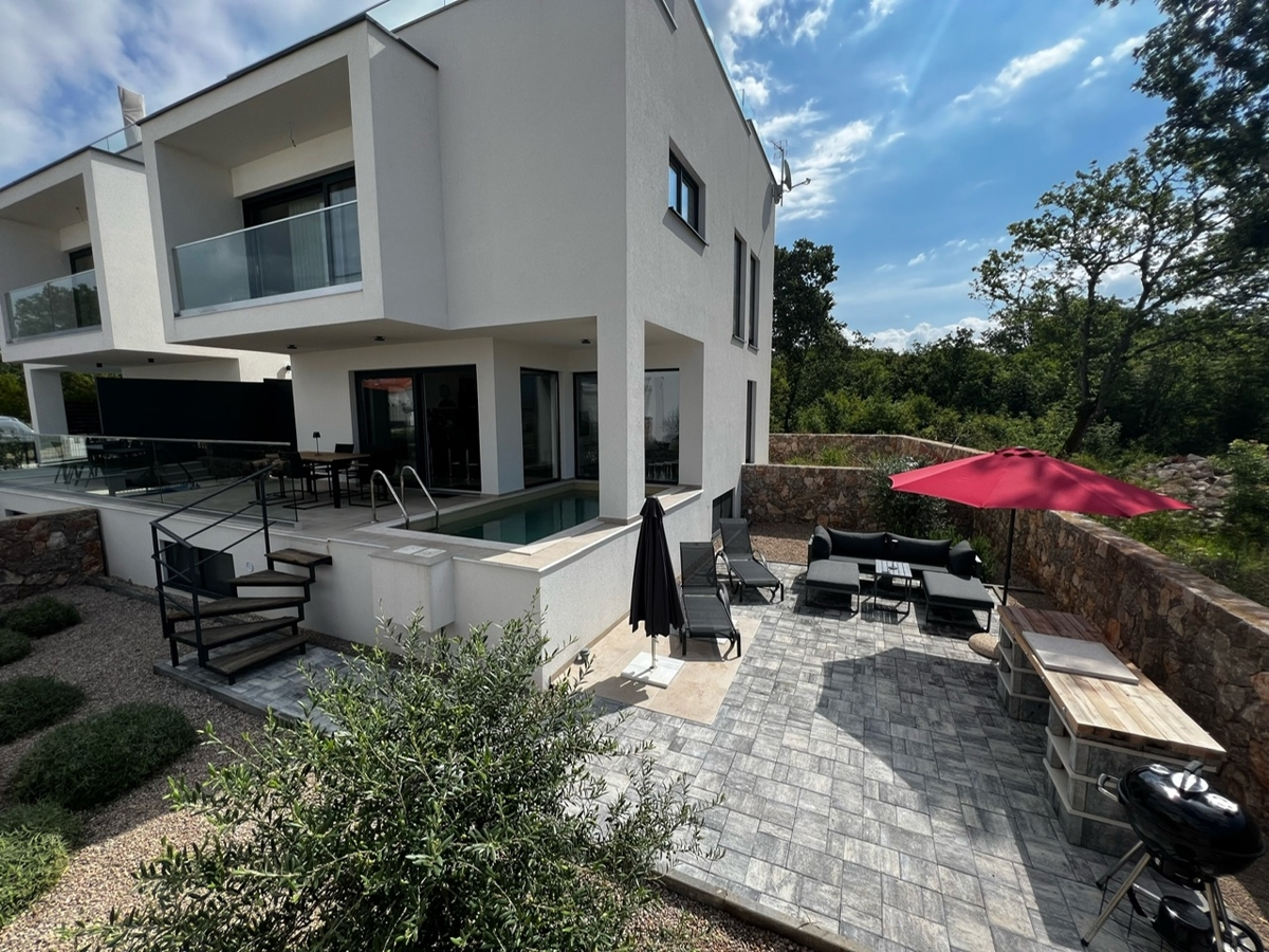 NJIVICE, OTOK KRK - Popolnoma opremljen dvoetažni apartma z bazenom