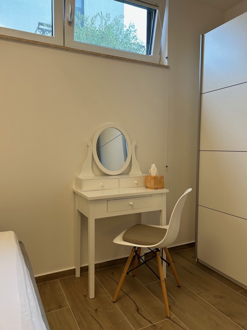 NJIVICE, OTOK KRK - Popolnoma opremljen dvoetažni apartma z bazenom
