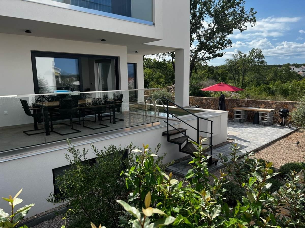 NJIVICE, OTOK KRK - Popolnoma opremljen dvoetažni apartma z bazenom