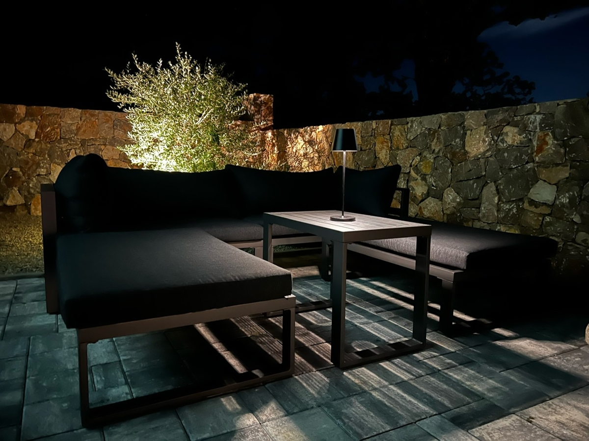 NJIVICE, OTOK KRK - Popolnoma opremljen dvoetažni apartma z bazenom