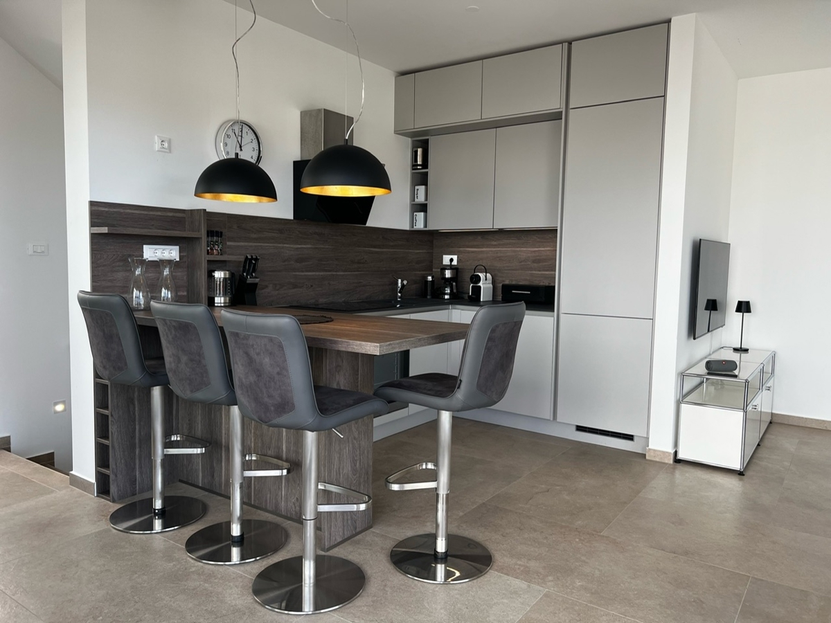 NJIVICE, OTOK KRK - Popolnoma opremljen dvoetažni apartma z bazenom