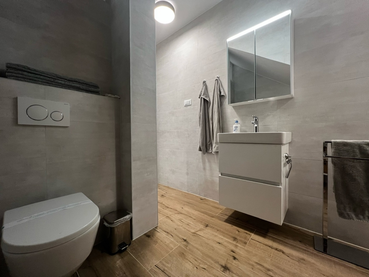 NJIVICE, OTOK KRK - Popolnoma opremljen dvoetažni apartma z bazenom
