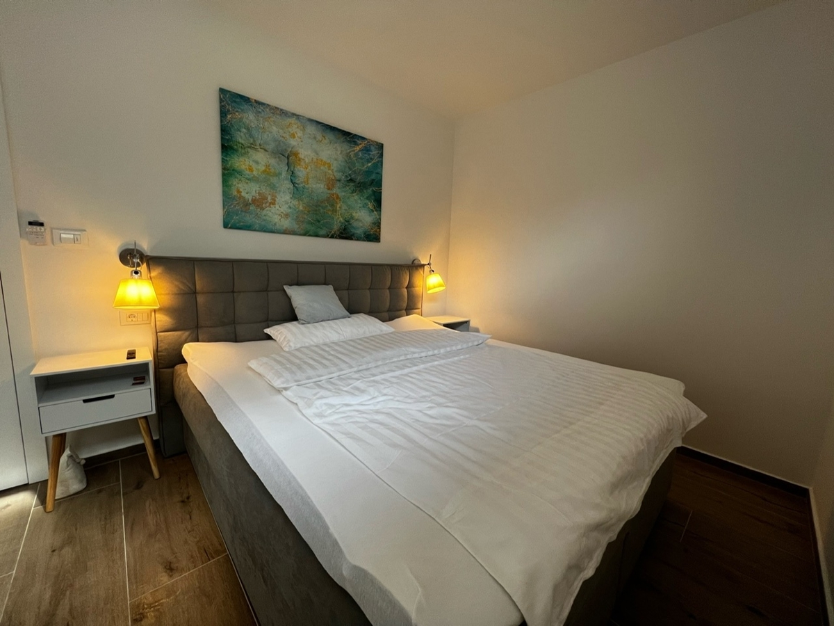NJIVICE, OTOK KRK - Popolnoma opremljen dvoetažni apartma z bazenom