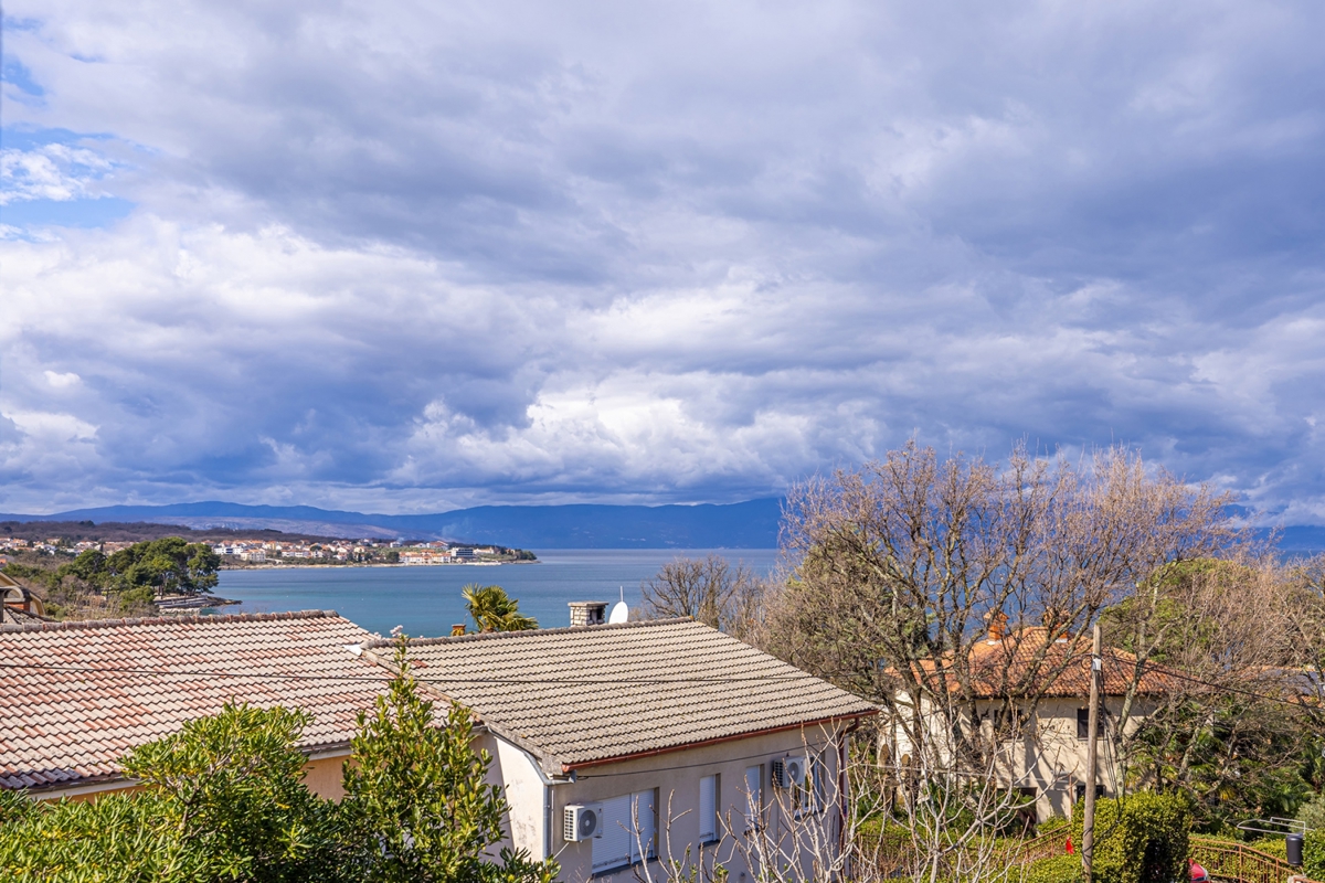 OTOK KRK, Malinska – Hiša dvojček na mirni lokaciji v bližini plaže 