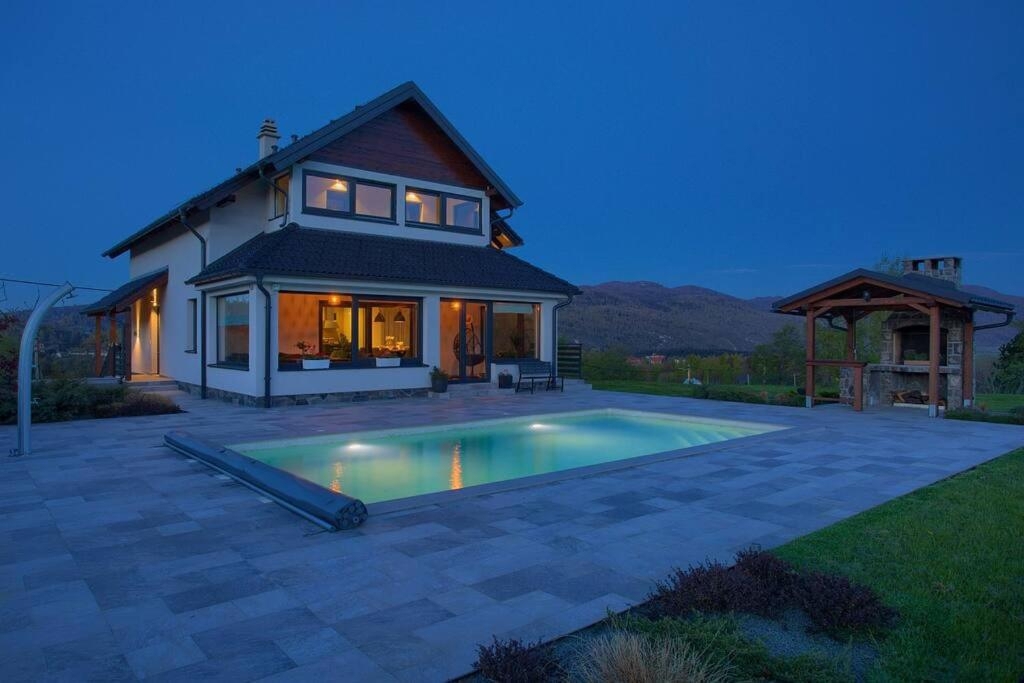 FUŽINE - Luksuzna vila z bazenom in velikim vrtom