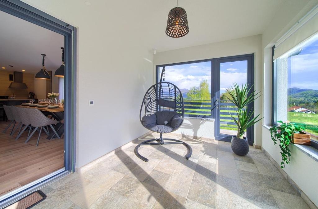 FUŽINE - Luksuzna vila z bazenom in velikim vrtom