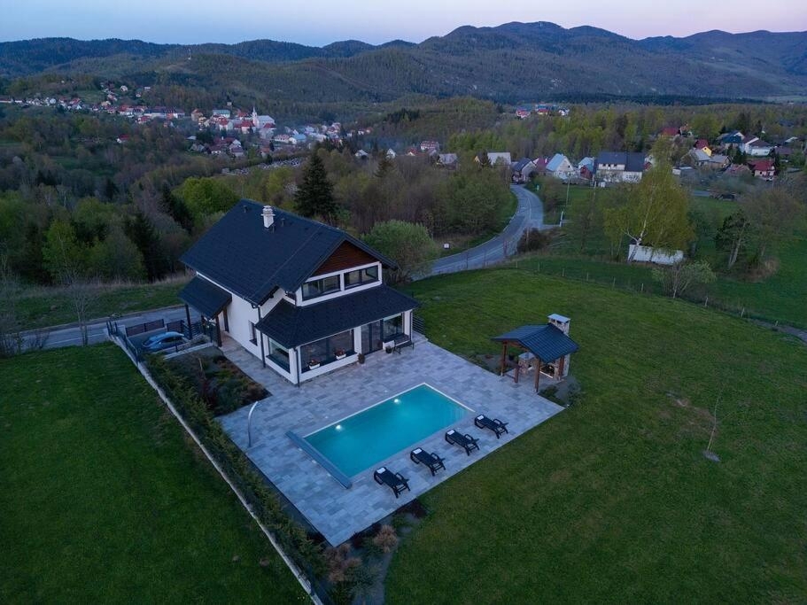 FUŽINE - Luksuzna vila z bazenom in velikim vrtom