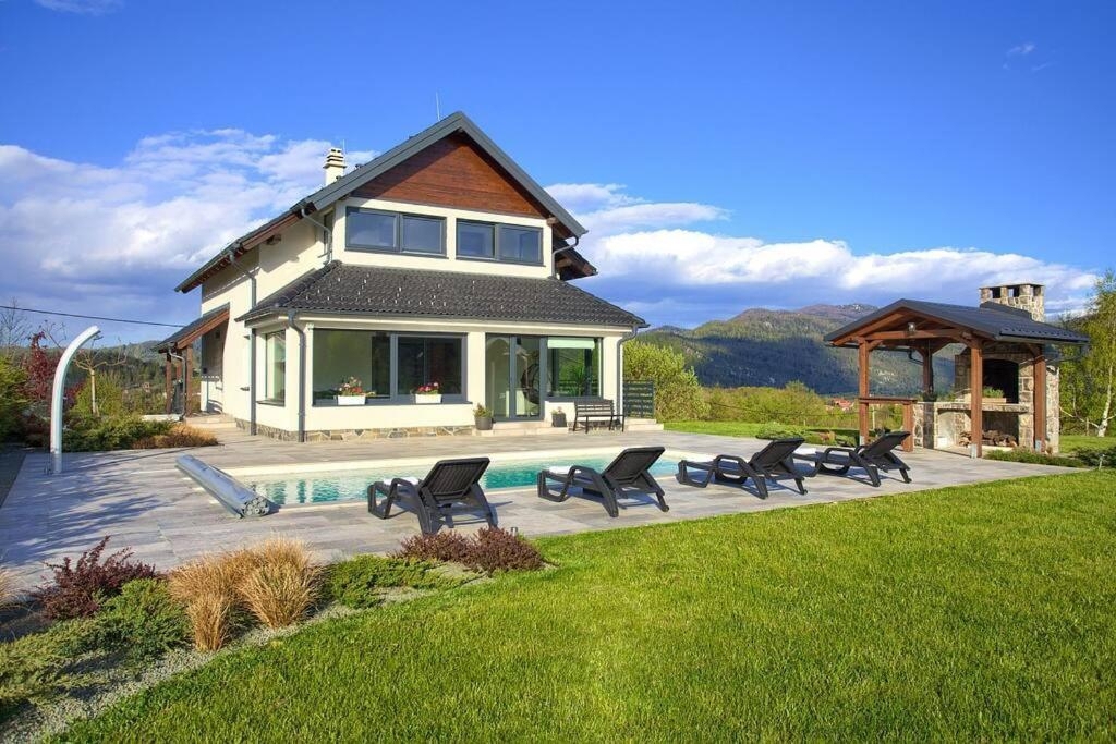 FUŽINE - Luksuzna vila z bazenom in velikim vrtom