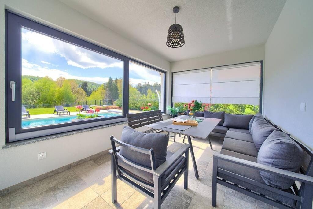 FUŽINE - Luksuzna vila z bazenom in velikim vrtom