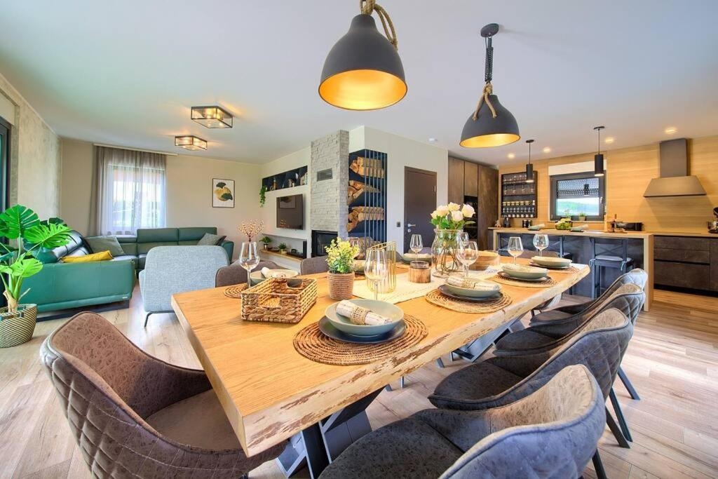 FUŽINE - Luksuzna vila z bazenom in velikim vrtom