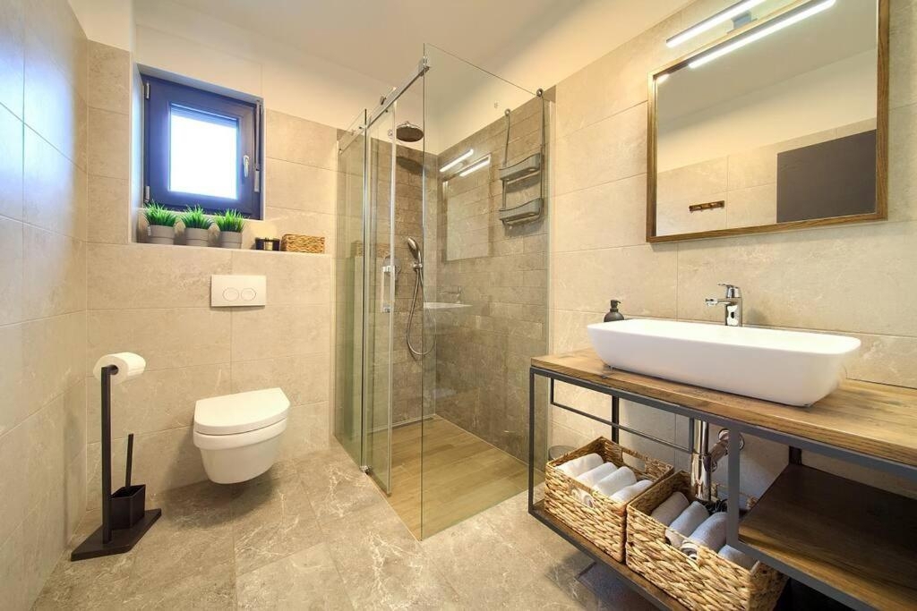 FUŽINE - Luksuzna vila z bazenom in velikim vrtom