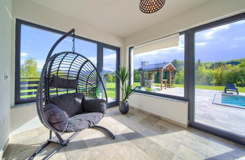 FUŽINE - Luksuzna vila z bazenom in velikim vrtom