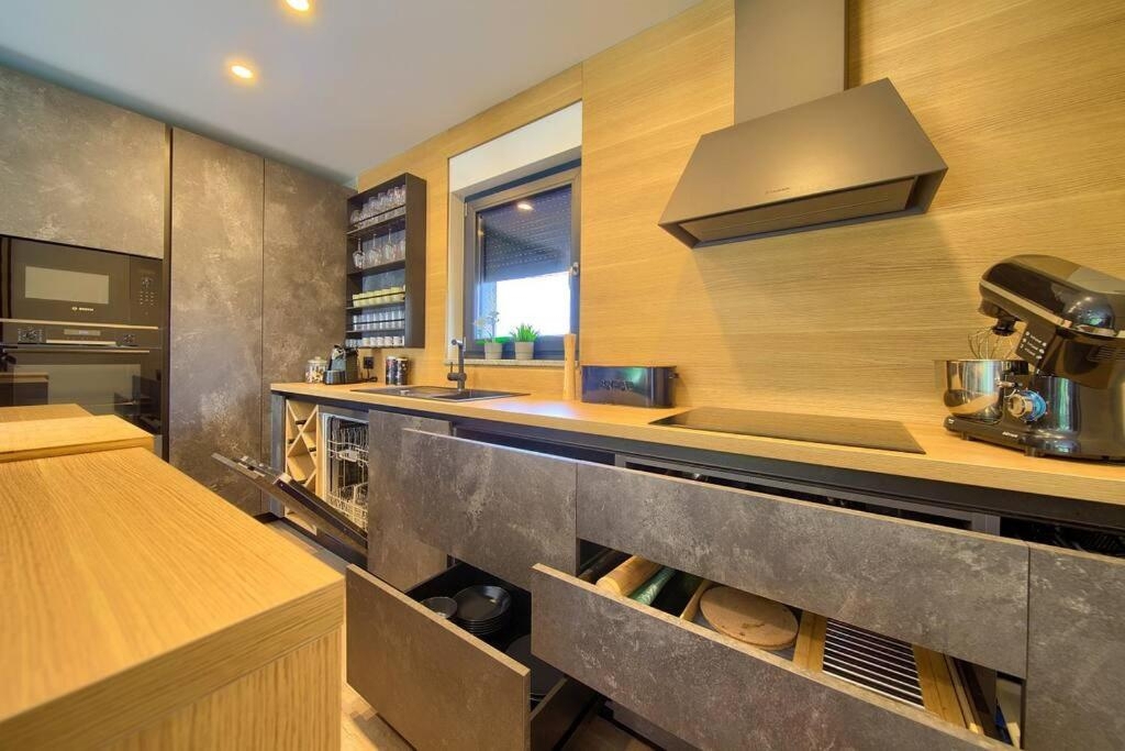 FUŽINE - Luksuzna vila z bazenom in velikim vrtom