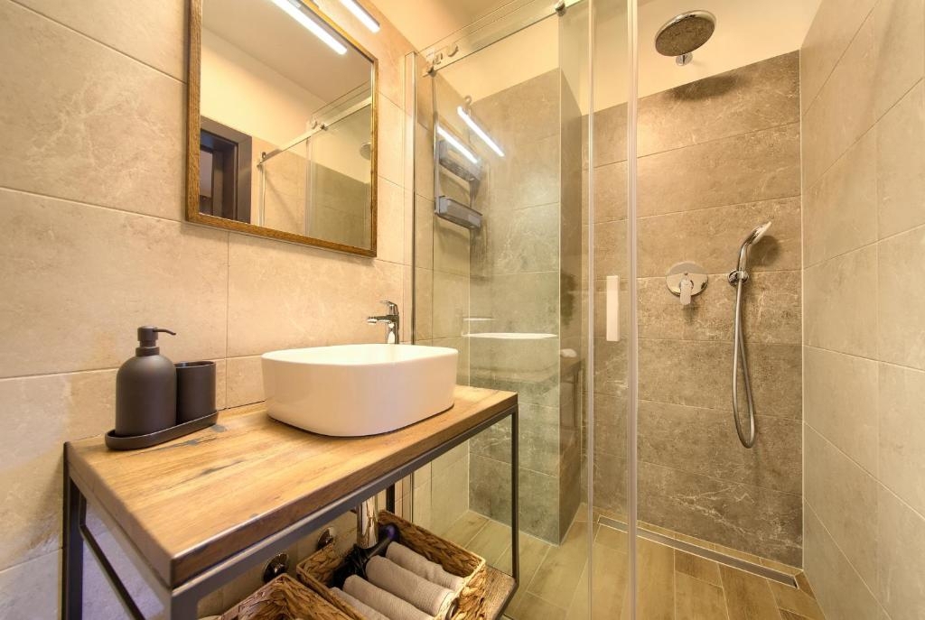 FUŽINE - Luksuzna vila z bazenom in velikim vrtom