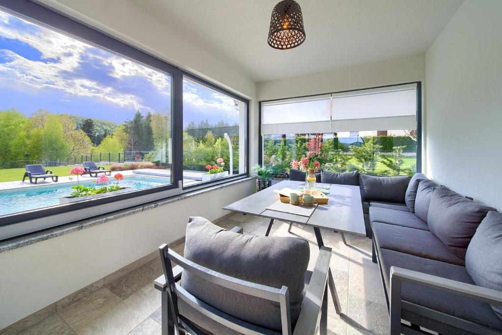 FUŽINE - Luksuzna vila z bazenom in velikim vrtom