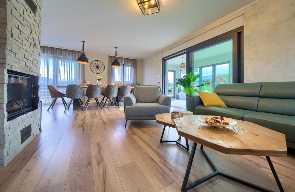 FUŽINE - Luksuzna vila z bazenom in velikim vrtom