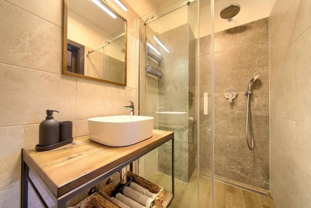 FUŽINE - Luksuzna vila z bazenom in velikim vrtom